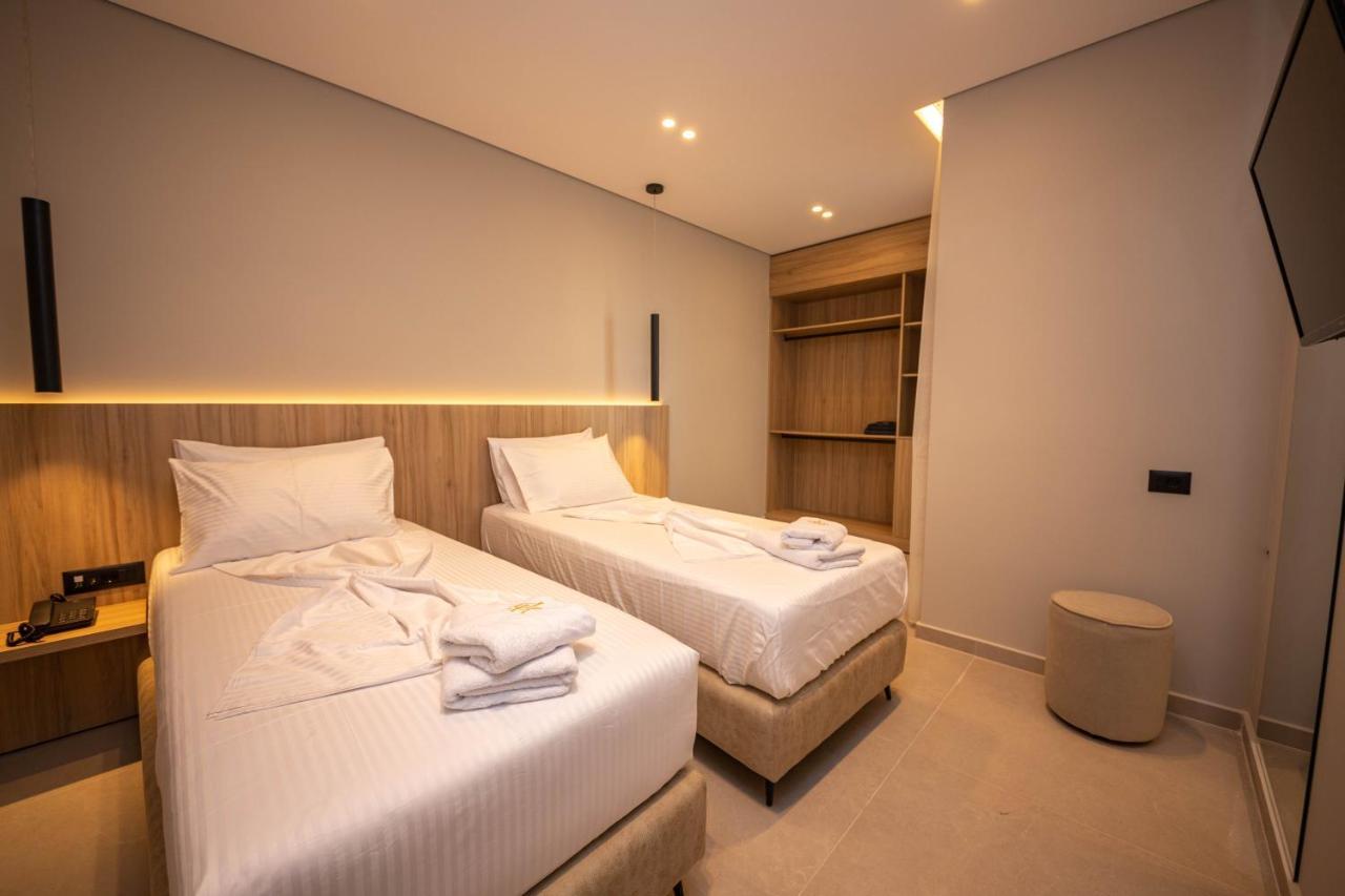 Hotel Portanova Sarandë Esterno foto